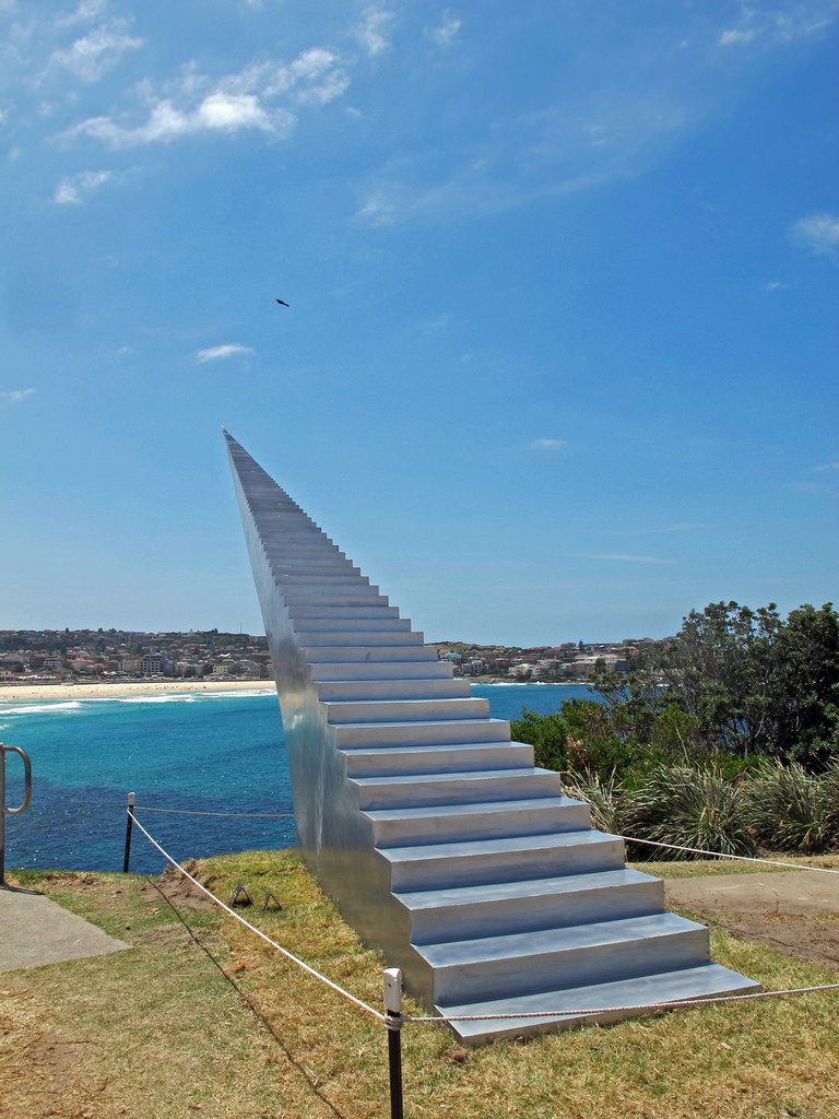 Tác phẩm Nấc thang lên thiên đường của David McCracken, được đặt ở Sydney, Australia. Mỗi bậc tiếp theo nhỏ hơn bậc trước, tạo cảm giác cầu thang dài là vô tận. Ảnh: rcc1204/Flickr.