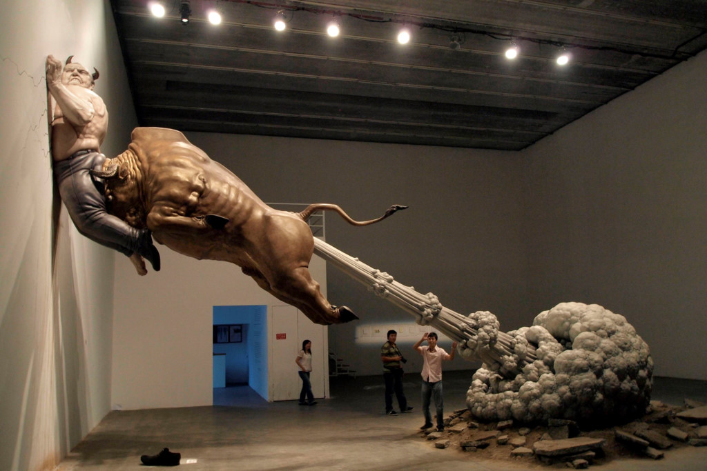 Tác phẩm điêu khắc ấn tượng này được nghệ sĩ Trung Quốc, Chen Wenling tạo nên. Con bò đại diện cho Phố Wall. Người đàn ông đại diện cho doanh nhân người Mỹ, Bernard Medoff, bị bắt vì gian lận tài chính năm 2008. Ảnh: Chen Wenling/ Imgur.