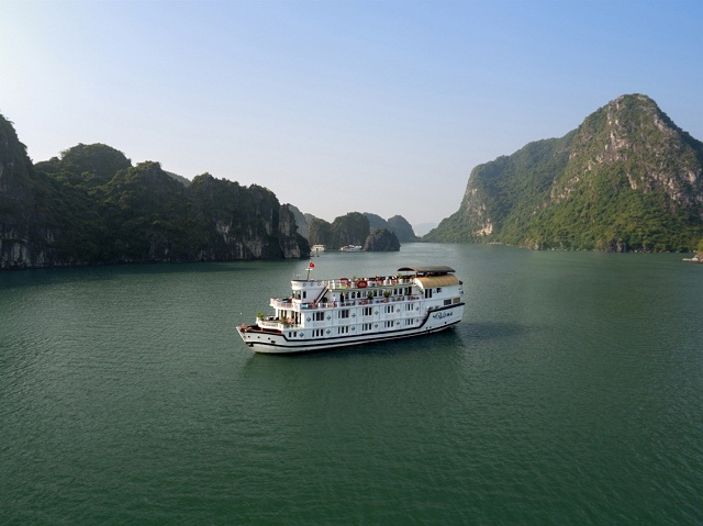 The Paloma Cruise has 4 decks with spa services, restaurant, sundeck and 2 bars. Cabins are divided into 4 types: Deluxe Ocean view (10 cabins), Premium Ocean view (8 cabins), Paloma Suite (2 cabins) and Family Executive Suite (2 cabins).