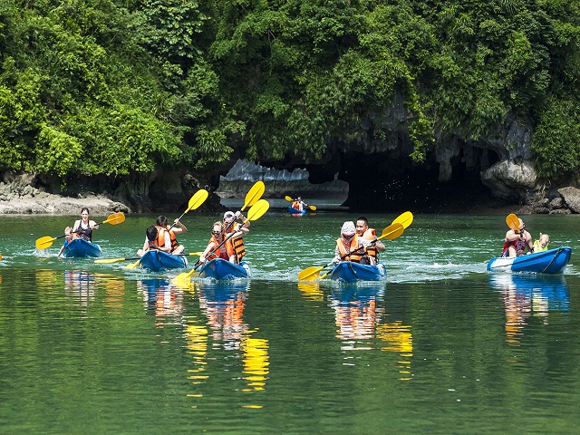 Visiting Vong Vieng fishing village by bamboo boats rowed by local people, discovering the rocky mountains and lagoon of the wild and magnificent Ha Long Bay, a world heritage site, and enjoying the fresh air of the sea.
