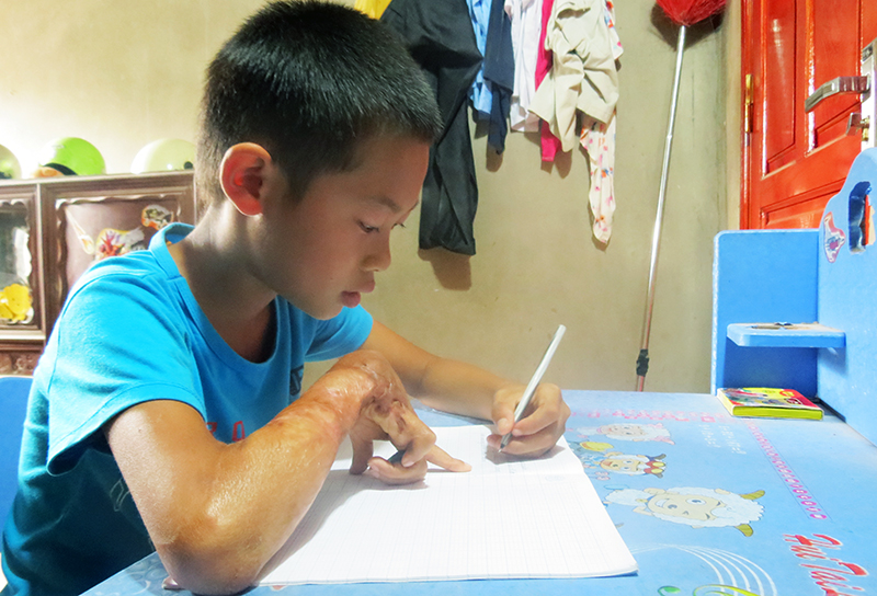 Với sự giúp đỡ của cộng đồng, em Nguyễn Hoàng Lê luôn cố gắng vươn lên trong học tập.