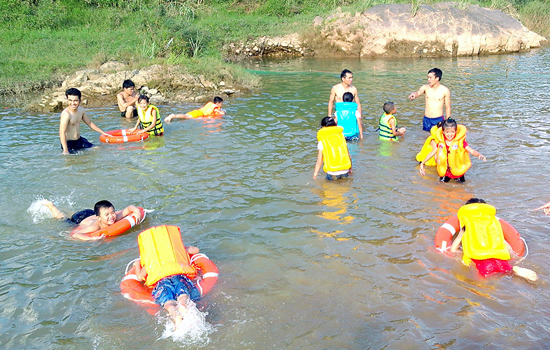 Một lớp dạy bơi cho trẻ em tại thị trấn Ba Chẽ, huyện Ba Chẽ.