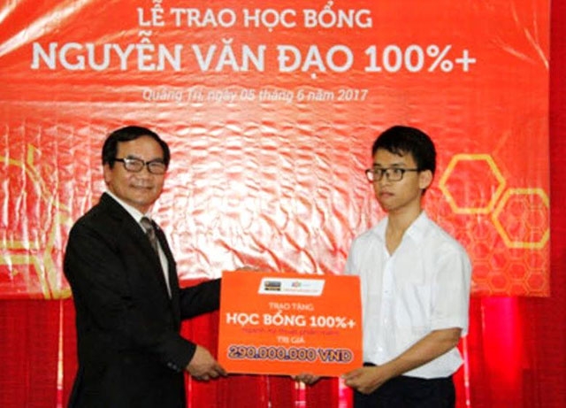 Đại diện Trường đại học FPT trao học bổng cho em Phạm Huy.