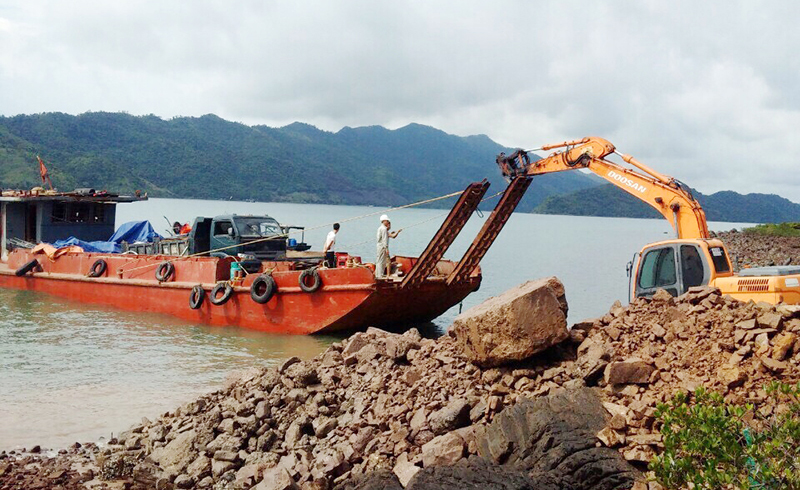 Nhà tránh trú bão cho ngư dân tại khu neo đậu tàu thuyền vụng Sú Thoi Dây (xã Tân Lập, huyện Đầm Hà) đang được xây dựng.