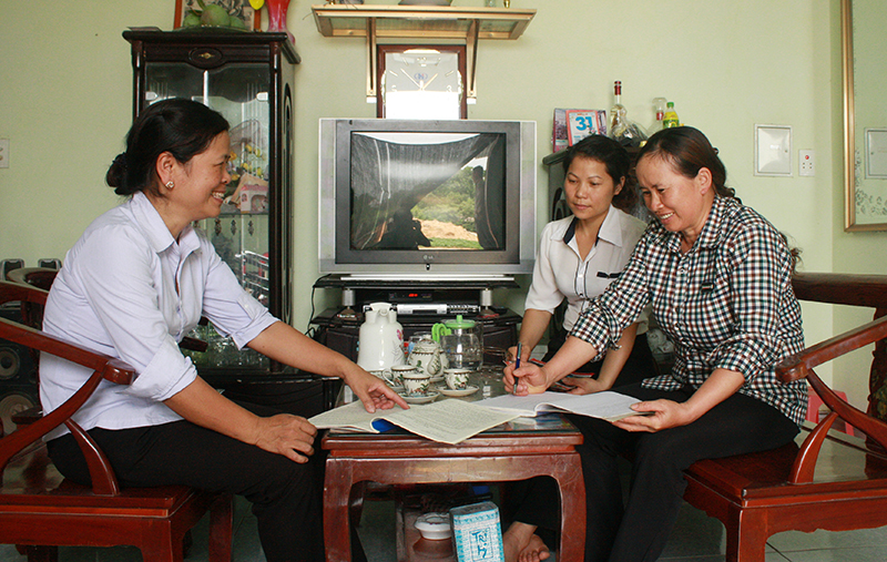 Chị Nguyễn Thị Bạch Thuyết (bên trái) định hướng nội dung sinh hoạt CLB gia đình hạnh phúc cho cán bộ Chi hội Phụ nữ thôn Đồng Ý.