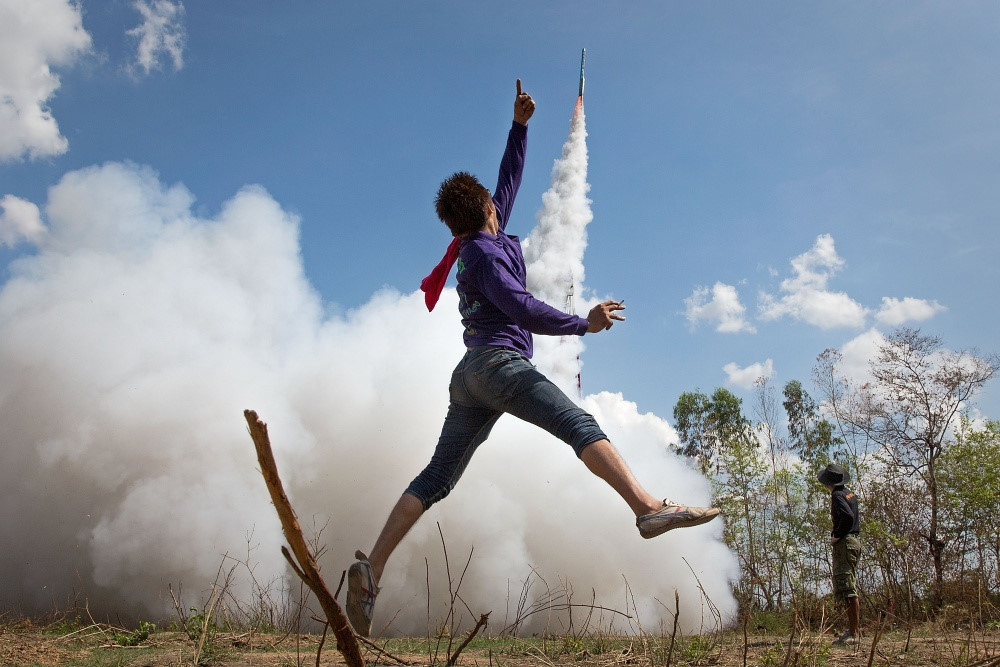 Nam thanh niên nhảy lên đầy phấn khích trong lễ hội tên lửa Bung Bang Fai được tổ chức ở vùng Đông Bắc Thái Lan, nhằm mục đích cầu mưa tới. Ảnh: Taylor Weidman/Getty.