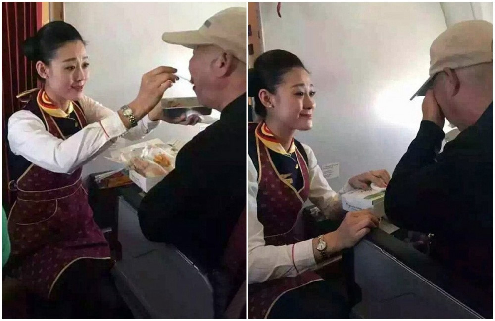 Nữ tiếp viên hàng không người Trung Quốc nhẹ nhàng giúp ông lão mới bị đột quỵ dùng bữa. Ảnh: Newsusauk.