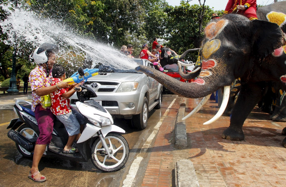 Chú voi phun nước vào dân làng trong Tết té nước Songkran diễn ra ở tỉnh Ayutthaya, phía bắc Bangkok, Thái Lan. Ảnh: Chaiwat Subprasom/Reuters.