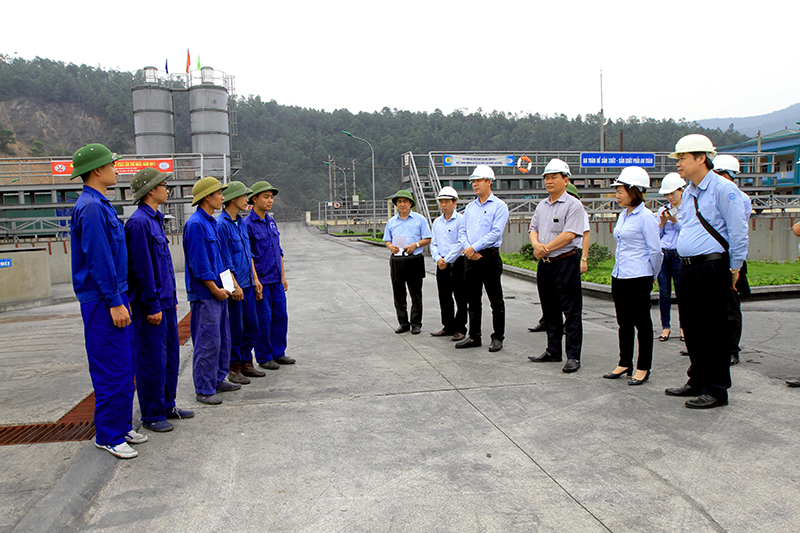 Công đoàn và chuyên môn phối hợp kiểm tra sản xuất và động viên công nhân vận hành tại Trạm Xử lý nước thải Tràng Khê (TX Đông Triều).