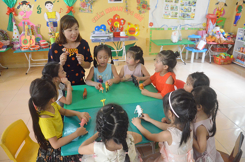 Một tiết học làm quen với tiếng Anh chủ đề về động vật của trẻ lớp 5-6 tuổi, Trường Mầm non Đông Ngũ, huyện Tiên Yên.