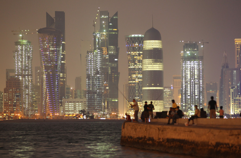 Đất nước với dân số 2,6 triệu người Qatar là nơi có thu nhập bình quân đầu người cao nhất thế giới: 129.700 USD/năm. Người Qatar cũng là chủ nhân của khối tài sản trị giá hơn 335 tỷ USD trên khắp thế giới, bao gồm tòa nhà The Shard tại London (Anh), hiện là tòa nhà cao nhất châu Âu. Ảnh: AFP.