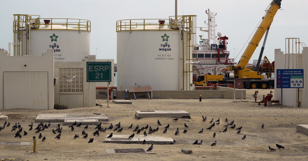 Cũng như nhiều nước láng giềng Vùng Vịnh, sự thịnh vượng của Qatar chủ yếu nhờ vào dầu mỏ. Trữ lượng dầu mỏ của Qatar là 15 tỷ thùng. Trong 50 năm, dầu mỏ đã biến Qatar từ đất nước ngư nghiệp nghèo trở thành 