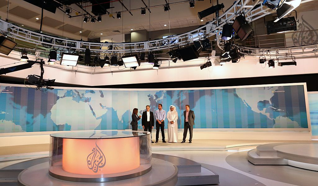 Kênh truyền hình Al Jazzera, đặt trụ sở tại Doha và nhận tài trợ của gia tộc Thani, ủng hộ các cuộc đấu tranh dân chủ. Sự ra đời của Al Jazzera đánh dấu lần đầu tiên có một hãng truyền thông xuất phát từ Arab lại dám chỉ trích các lãnh đạo Arab. Theo Economist, Al Jazeera là kênh truyền thông cho những người Arab bất đồng chính kiến ở khắp nơi, trừ Qatar. Chỉ trích chính phủ, tiểu vương và hoàng tộc trên truyền thông là điều bất hợp pháp. Ảnh: AFP.