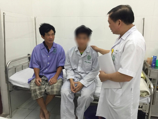 TS, BS CKII Nguyễn Văn Dũng, Phó Viện trưởng Viện Sức khỏe tâm thần thăm hỏi và động viên gia đình các em.