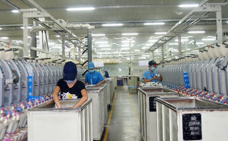 Toàn bộ nhà xưởng của Công ty TNHH KHKT Texhong Ngân Long (Khu công nghiệp Hải Yên, TP Móng Cái) được lắp đặt điều hoà, đảm bảo sản xuất ổn định trong thời tiết nắng nóng.