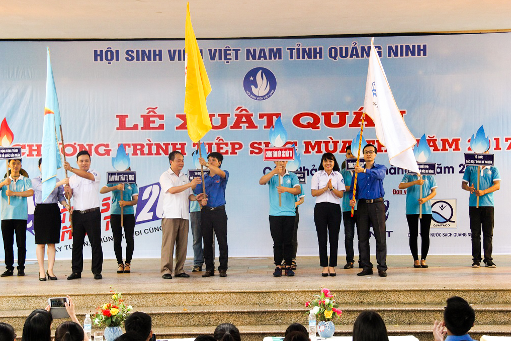 Các đội thanh niên tình nguyện tiếp sức mùa thi nhận cờ ra quân