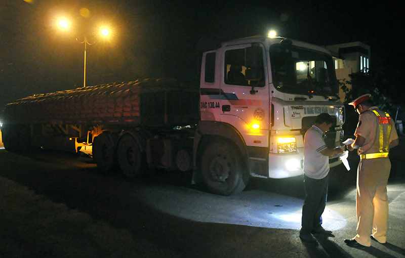 Đội Tuần tra kiểm soát giao thông 1-18 kiểm tra tải trọng xe tại QL17B, đoạn phường Mạo Khê, TX Đông Triều.