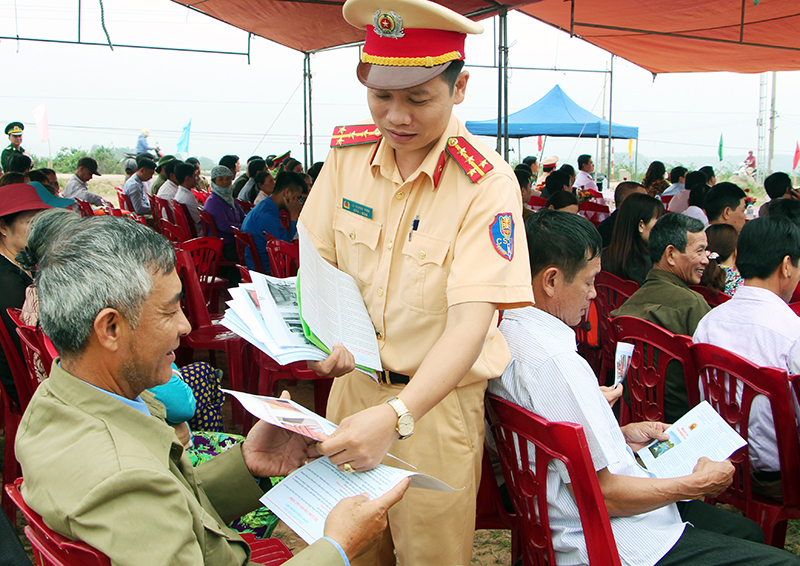 Phòng Cảnh sát đường thủy - Công an tỉnh tuyên truyền Luật Giao thông đường thủy nội địa cho người dân tại TX Quảng Yên.