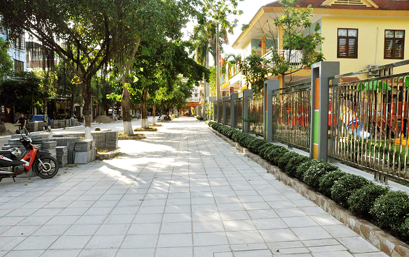 Người dân khu phố 3, phường Trần Phú tự bỏ kinh phí lát lại vỉa hè theo thiết kế đồng nhất.