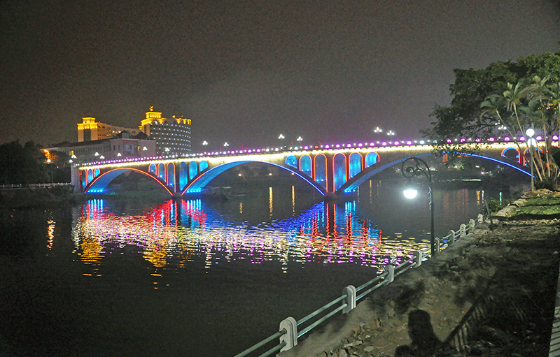 Hệ thống đèn chiếu sáng khu vực cầu Ka Long được đầu tư, góp phần tạo điểm nhấn cho đô thị Móng Cái.