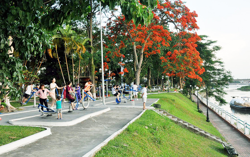 Công viên cây xanh dọc bờ sông Ka Long được trồng thêm cây xanh, hoa, lắp đặt các thiết bị TDTT để người dân đi dạo, rèn luyện sức khỏe.