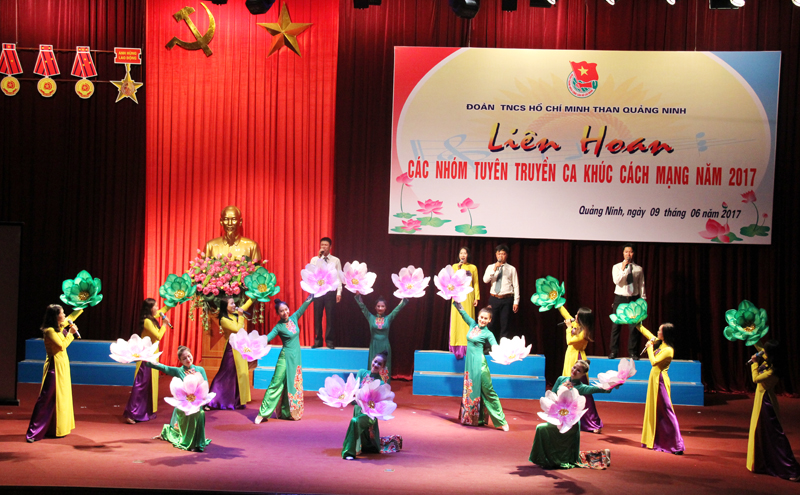 Đội thi đến từ Đoàn Thanh niên Công ty CP Than Núi Béo thể hiện ca khúc “Rạng rỡ Việt Nam”