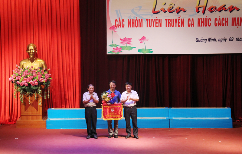 Ban Tổ chức giao giải nhất cho nhóm tuyên truyền ca khúc cách mạng đến từ Đoàn Thanh niên Công ty Than Hòn Gai.