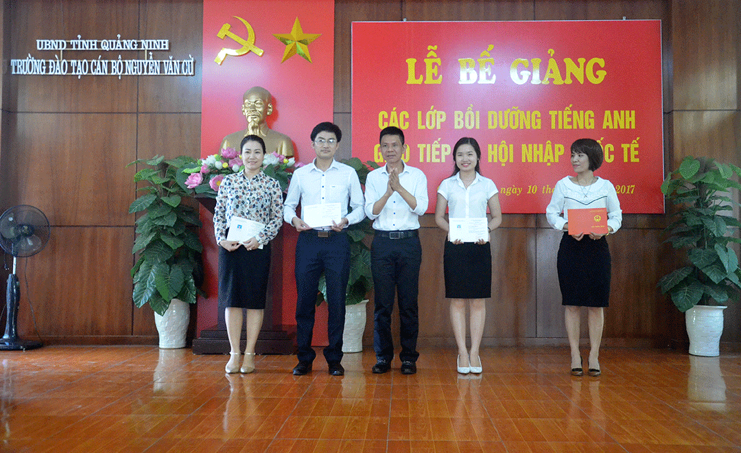 Lãnh đạo Trường Đào tạo cán bộ Nguyễn Văn Cừ trao chứng nhận cho các học viên