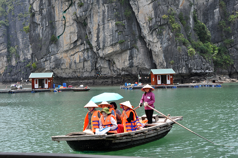 Khách du lịch đi thuyền tham quan Vung Viêng.