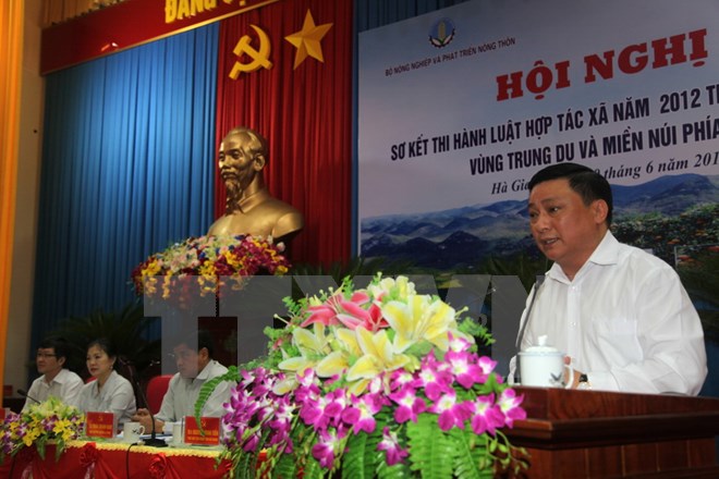 Phó Chủ tịch Ủy ban Nhân dân tỉnh Hà Giang Nguyễn Minh Tiến phát biểu tại hội nghị. (Ảnh: Minh Tâm/TTXVN)