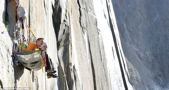Công viên quốc gia Yosemite, Mỹ  Những người ưa mạo hiểm đến công viên quốc gia ở California đã dựng lều treo vách đá, sau đó ngủ giữa lưng chừng trời. Ảnh: Corey Rich.