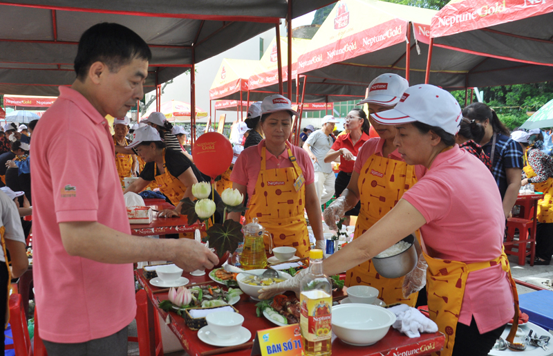 Mỗi bữa cơm đều có sự sẻ chia, giúp đỡ nhau từ các thành viên trong gia đình.