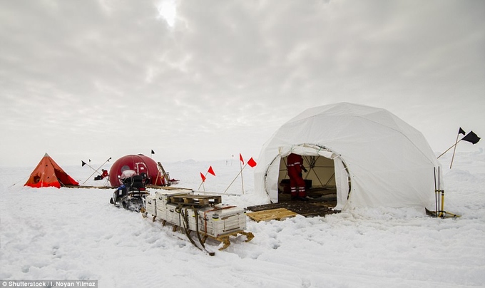 Nam Cực  Nam Cực là một trong những khu vực còn lại cuối cùng trên thế giới chưa chịu tác động của ngành du lịch. Các khách đi tàu có thể cắm trại một đêm ở đây, còn các nhà khoa học thường dành nhiều tháng trong căn lều này. Ảnh: Shuterstock.