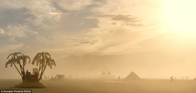 Lễ hội Burning Man, Mỹ  Không có gì kích thích hơn việc dựng lều ở Burning Man, lễ hội thường niên rực cháy ở sa mạc Nevada. Hàng nghìn người cắm trại không ngại đối đầu với các trận bão cát để thưởng thức những công trình nghệ thuật khổng lồ.
