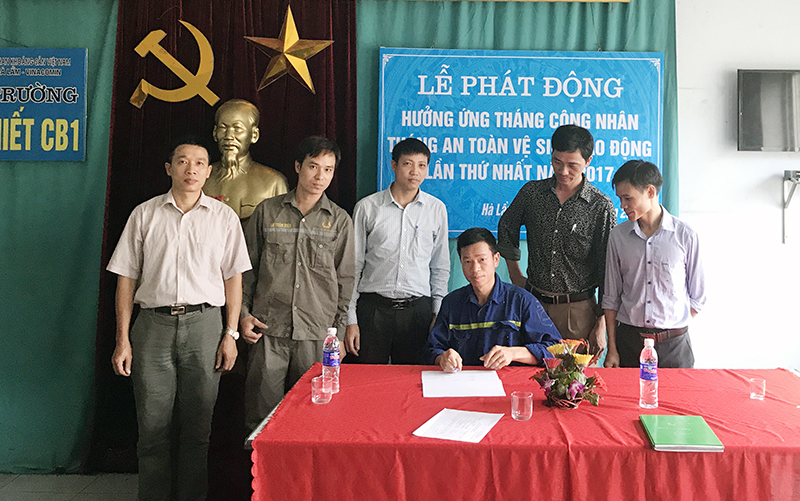Công ty CP Than Hà Lầm tổ chức ký giao ước thi đua giữa các phân xưởng, công trường hưởng ứng Tháng công nhân. Ảnh: Văn Việt (CTV)