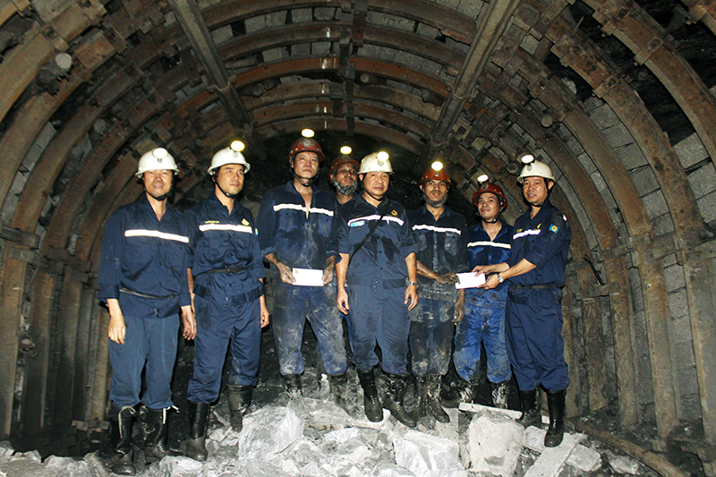 Công ty CP Than Hà Lầm khen thưởng các công nhân có thành tích xuất sắc trong đào lò nhân dịp Tháng công nhân.