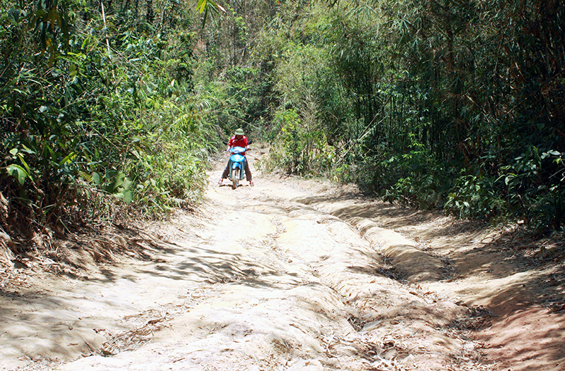 Đoạn đường từ thôn Khe Ốn vào điểm dân cư Khe Man gập ghềnh khó đi.