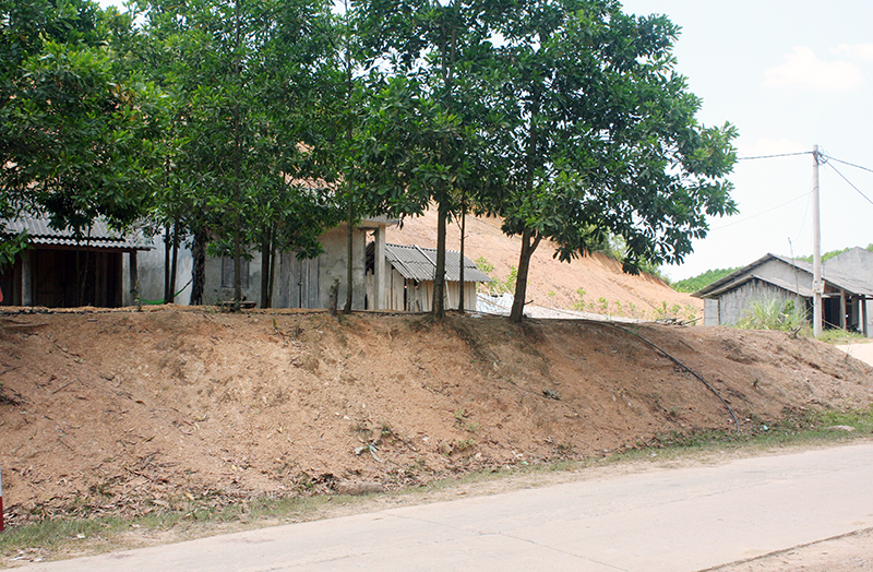 Những ngôi nhà bị người dân bỏ không gây lãng phí tại điểm dân cư Khe Man.
