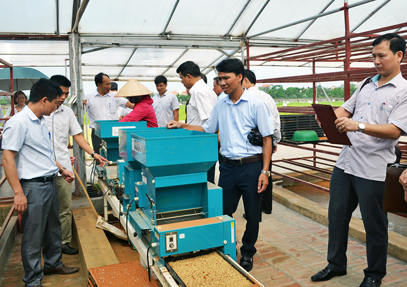 Đoàn cán bộ Sở NN&PTNT tham quan mô hình áp dụng máy cấy của Công ty CP giống Quảng Ninh.