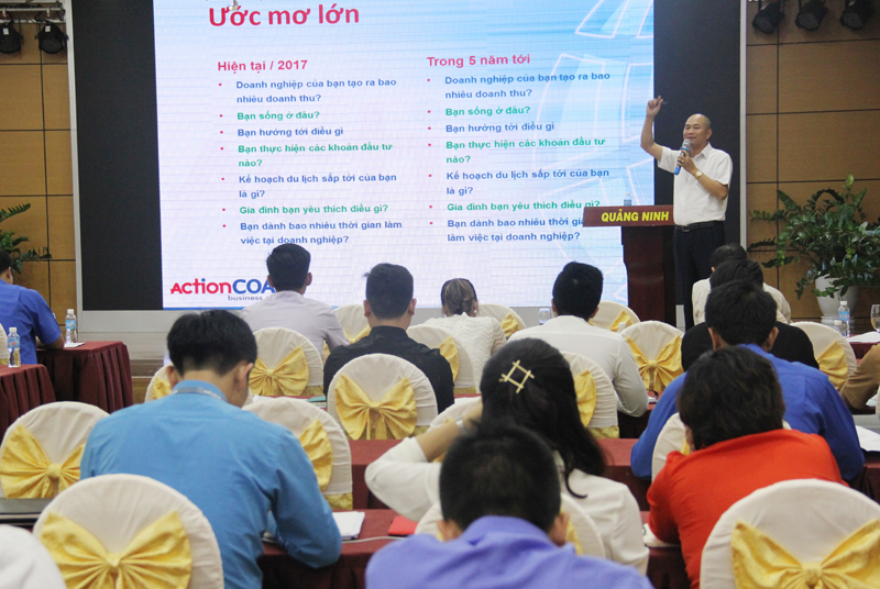 Ông Trần Minh Đức, Giám đốc Công ty Vinacontrol Quảng Ninh, Trưởng đại diện Nhà Huấn luyện Doanh nghiệp Việt Nam tại Quảng Ninh hướng dẫn kỹ năng bán hàng chuyên nghiệp cho doanh nghiệp.