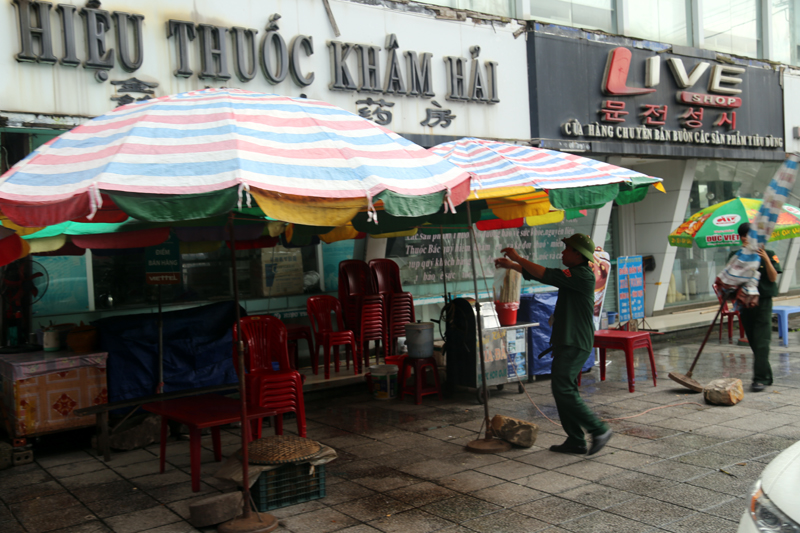 Phường Trần Phú, thu giữ ô lấn chiếm vỉa hẻ làm nơi bán hàng.
