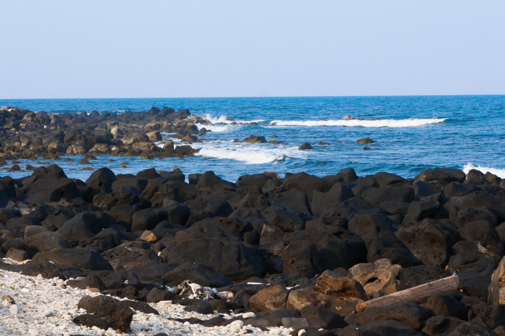 Theo lịch sử đảo, Cồn Cỏ được hình thành từ nham thạch núi lửa. Chính vì vậy, đá có màu đen tuyền rất đặc trưng .