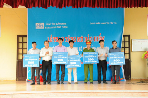 Ủy ban ATGT Quốc gia và tỉnh Quảng Ninh trao tặng MBH đạt chuẩn cho các địa phương trên địa bàn tỉnh.