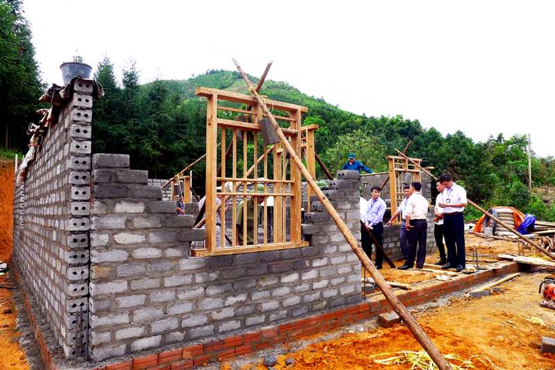 Ngôi nhà của ông Triệu Cắm Phúc, thôn Làng Cổng, xã Đồn Đạc, huyện Ba Chẽ đang được xây dựng có sự hỗ trợ của Chương trình 167.