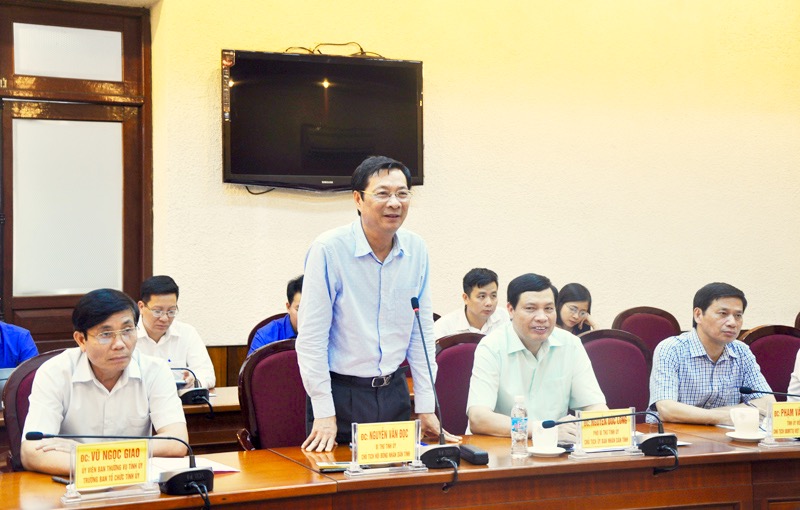 Đồng chí Nguyễn Văn Đọc, Bí thư Tỉnh ủy, Chủ tịch HĐND tỉnh trao đổi với Đoàn công tác tại buổi làm việc