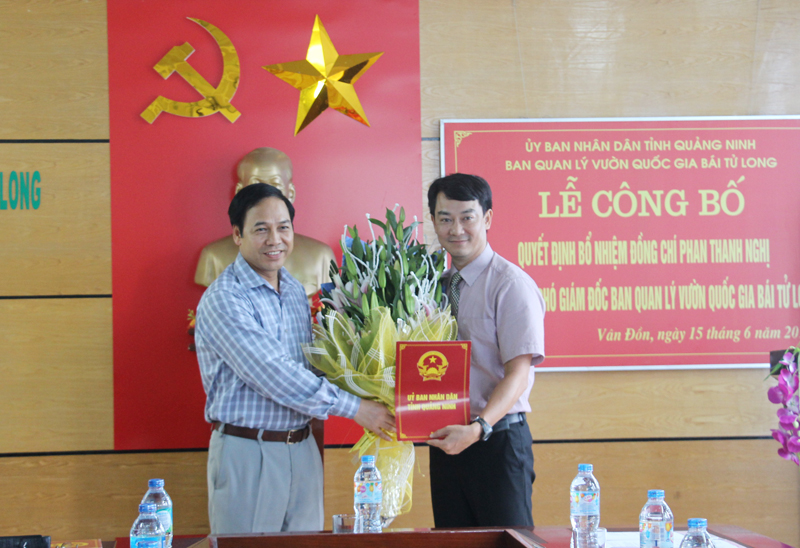 Đồng chí Đặng Huy Hậu, Phó Chủ tịch Thường trực UBND tỉnh trao quyết định bổ nhiệm Phó Giám đốc BQL Vườn Quốc gia Bái Tử Long cho đồng chí Phan Thanh Nghị