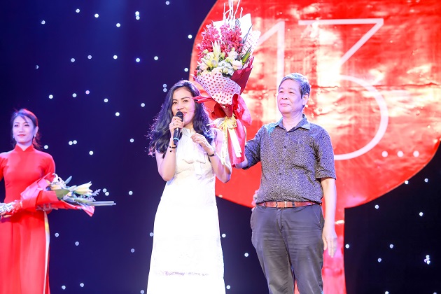 Nhà thơ Nguyễn Thụy Kha tặng hoa cho 