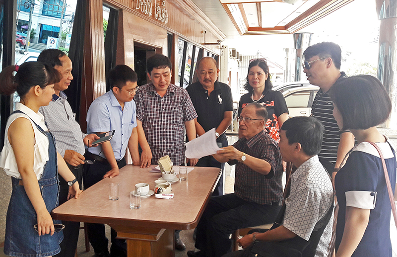 Cán bộ, hội viên nhà báo tỉnh Quảng Ninh trao đổi nghiệp vụ làm báo với cán bộ Hội Truyền thông địa phương Thái Lan, tháng 3-2017.