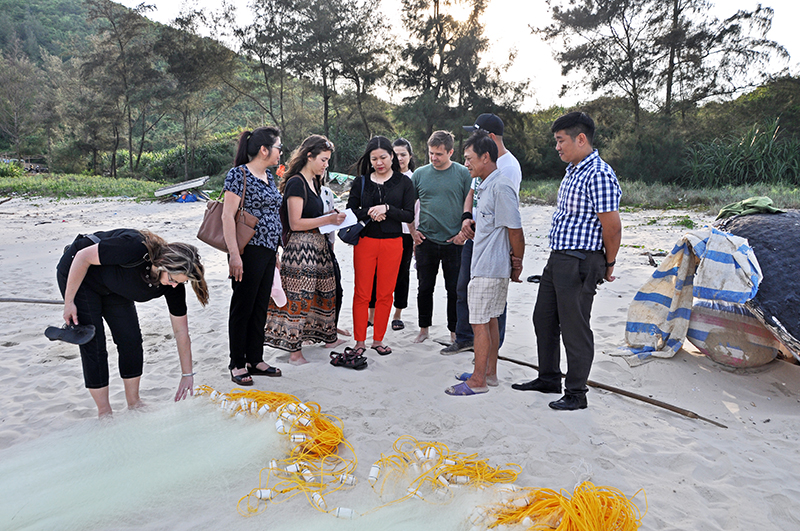 Đoàn chuyên gia khảo sát cuộc sống của ngư dân tại xã đảo Quan Lạn, Vân Đồn.