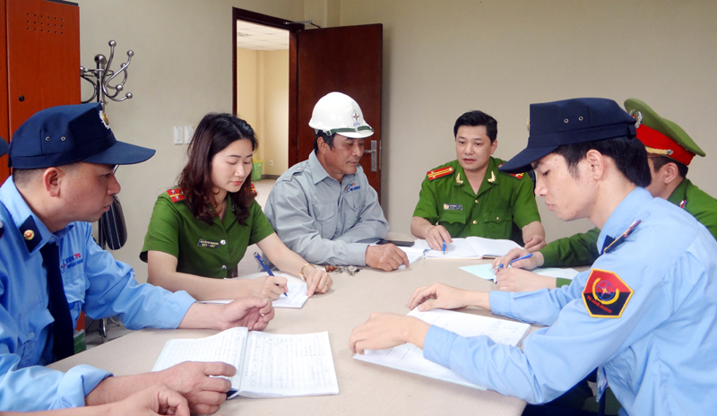 Công an TP Cẩm Phả hướng dẫn bảo vệ Công ty Nhiệt điện Mông Dương thực hiện mô hình giữ gìn ANTT tại đơn vị.